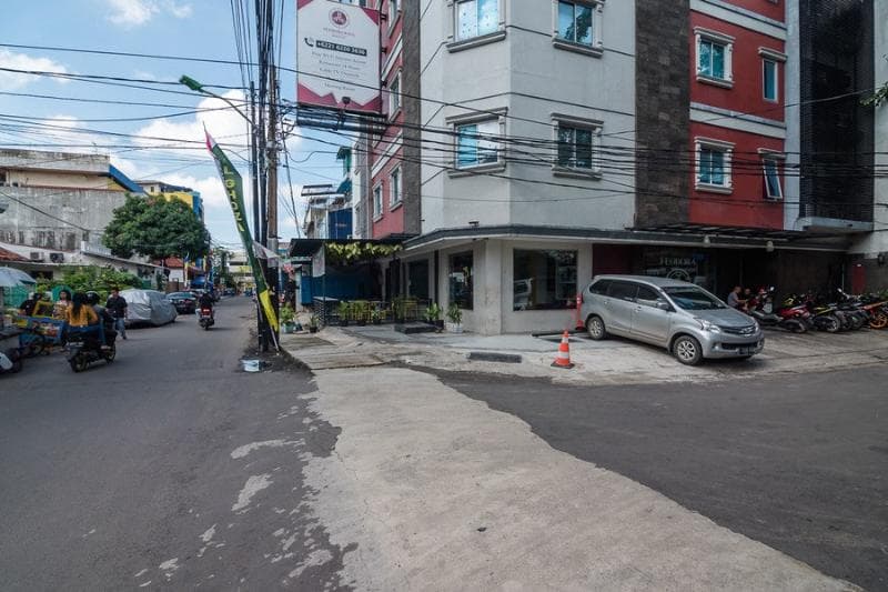 Reddoorz Plus Near Mangga Besar Station 2 3