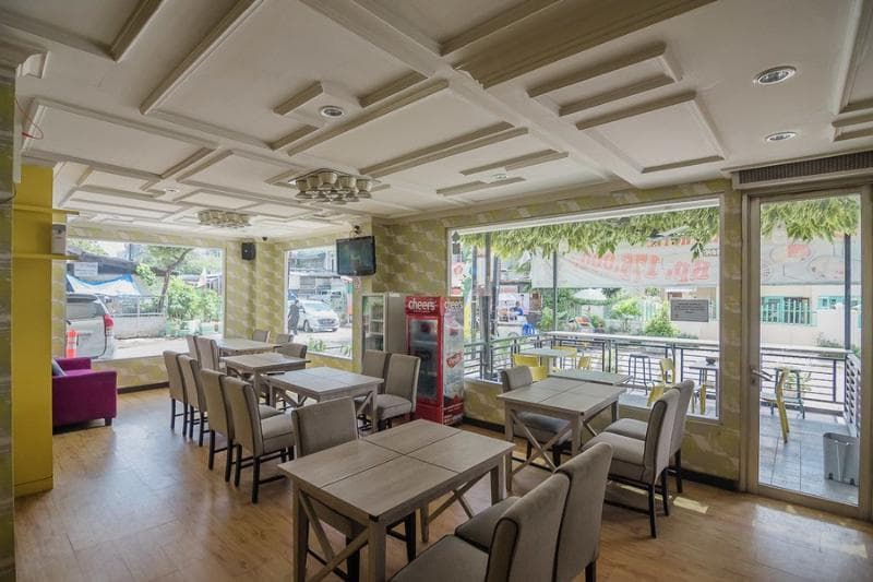 Reddoorz Plus Near Mangga Besar Station 2 4