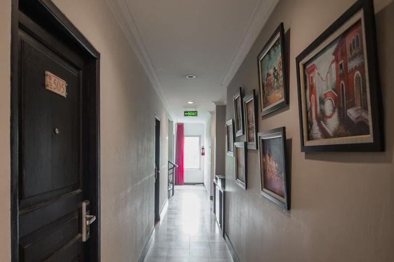 Reddoorz Plus Near Mangga Besar Station 2 5