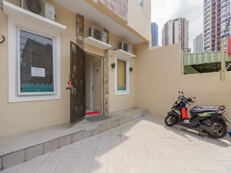 Reddoorz Plus Near Taman Rasuna Menteng 4