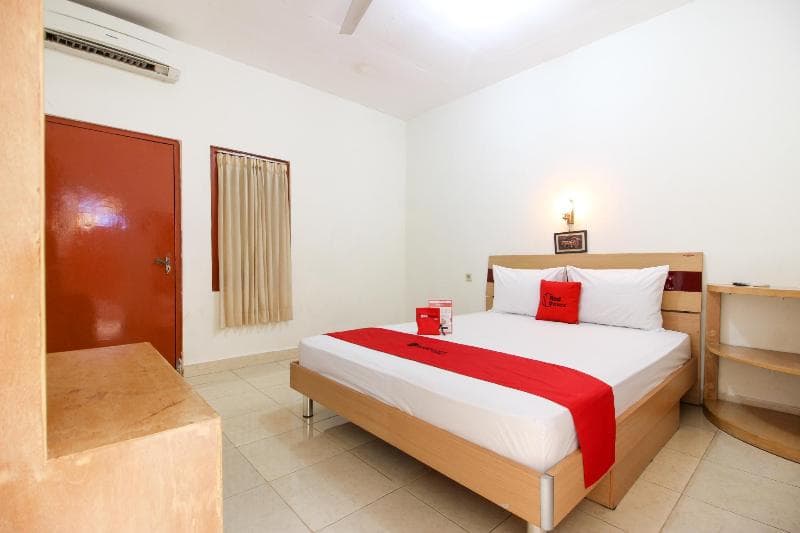 Reddoorz @ Jalan Menteri Supeno main