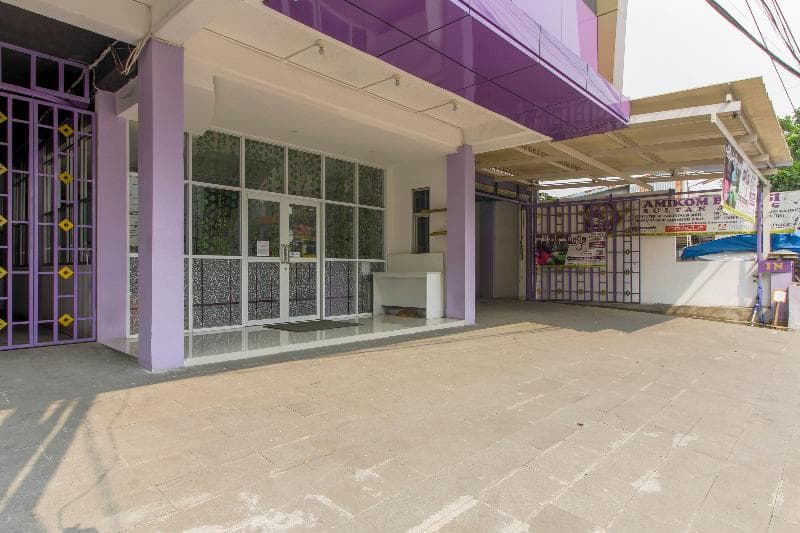 Reddoorz Plus Near Stasiun Bekasi 4