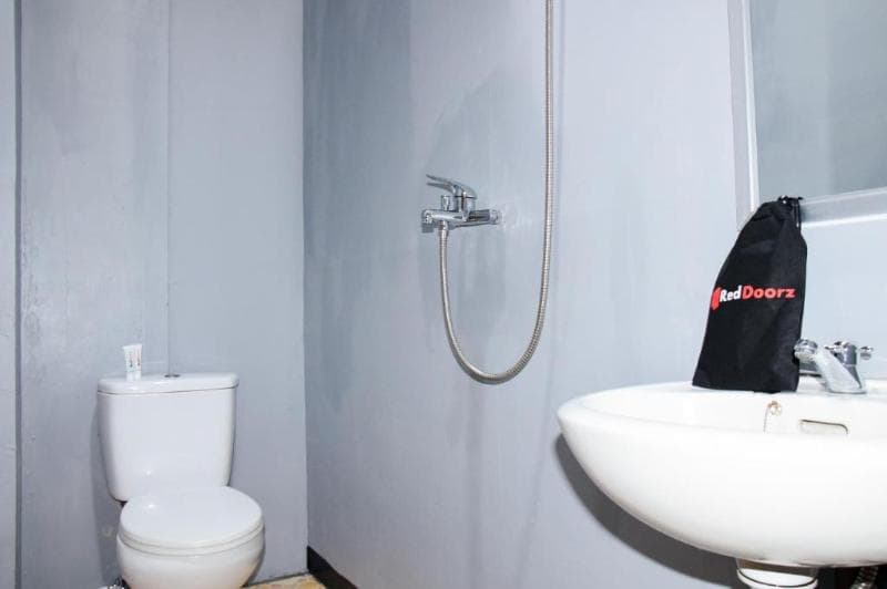 Reddoorz Plus Near Mall Kelapa Gading 5
