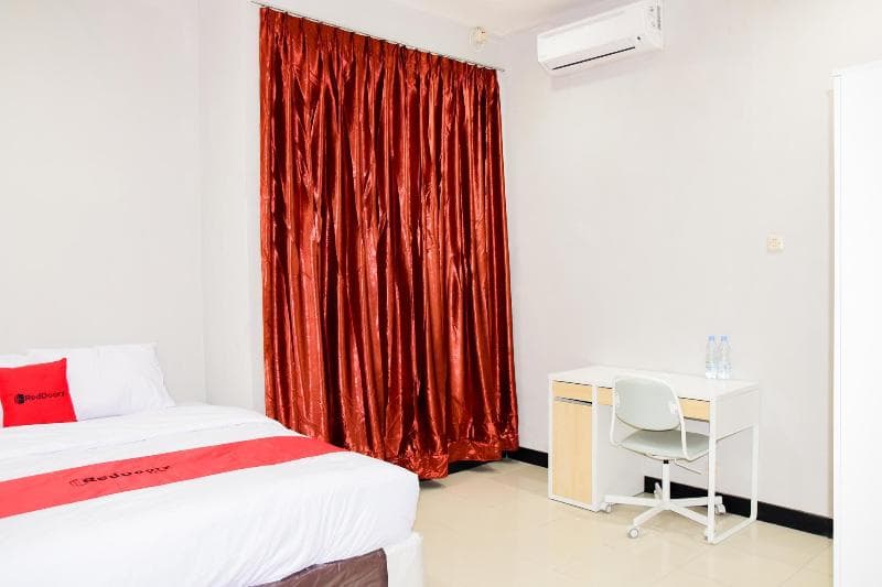 Reddoorz Plus Near Mall Kelapa Gading 2