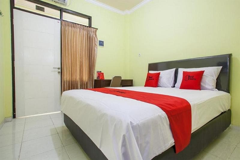 Reddoorz Near Petra University 2 2