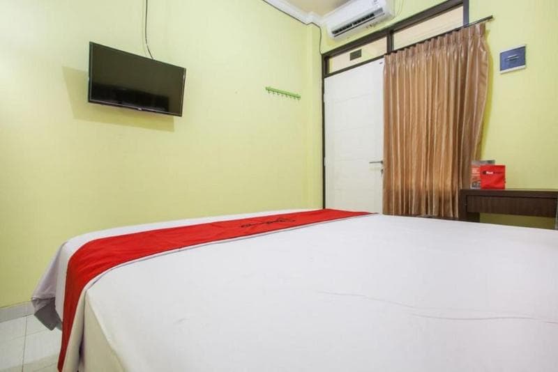 Reddoorz Near Petra University 2 3