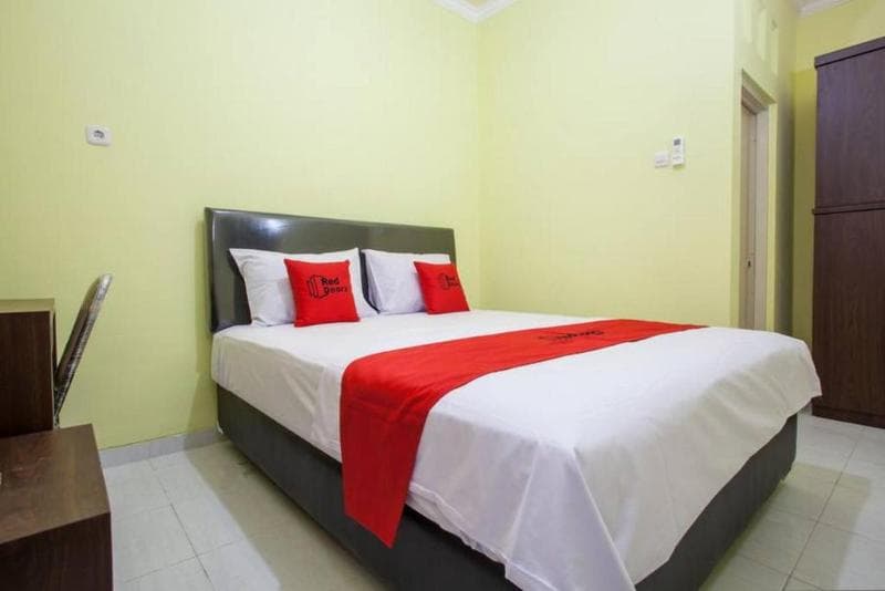 Reddoorz Near Petra University 2 4