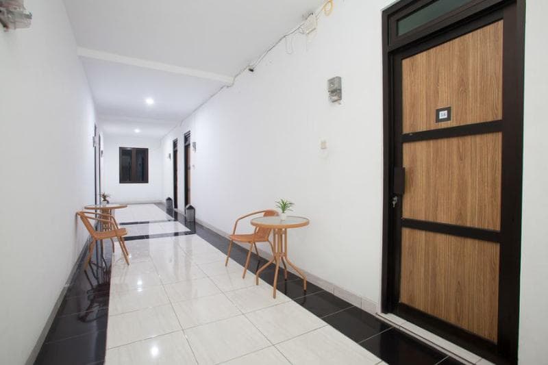 RedDoorz Near DBL Arena 2 4