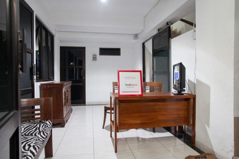 RedDoorz Near DBL Arena 2 5