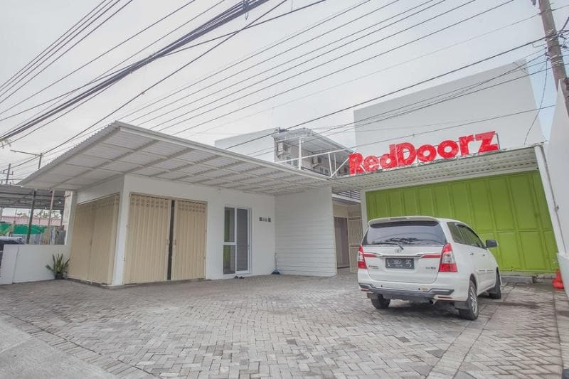 Reddoorz Near Ciputra Golf Surabaya 5