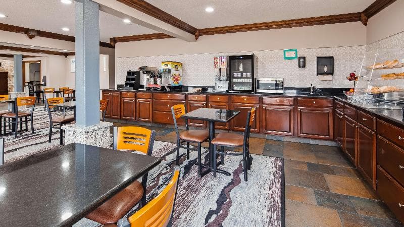 Ramada by Wyndham Cedar Rapids South 3