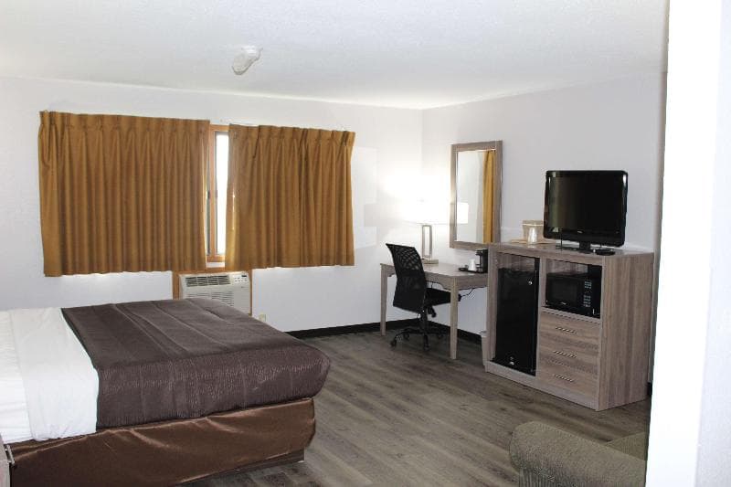 Ramada by Wyndham Cedar Rapids South 4