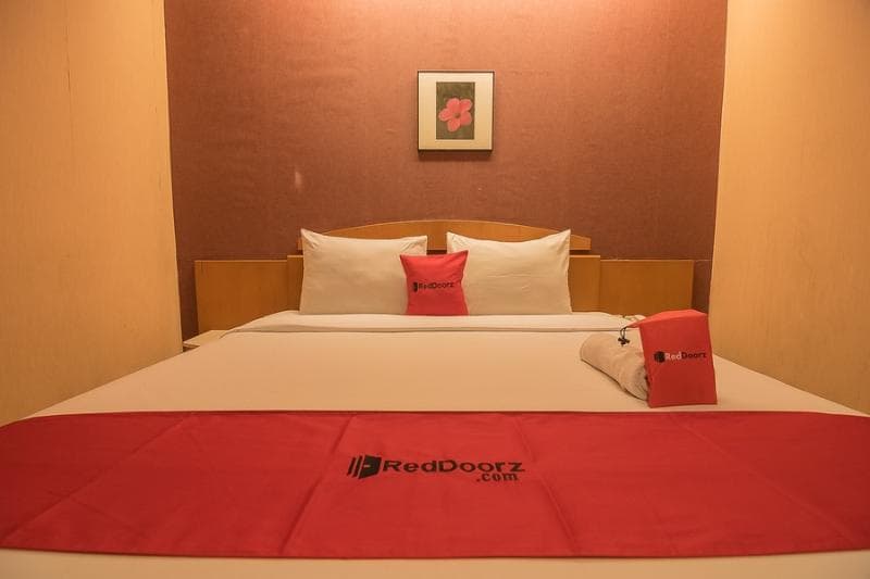 RedDoorz Plus @ Cipaganti Street 3 4
