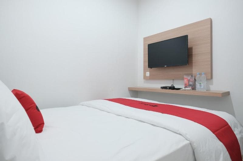 Reddoorz Near Taman Palem 2