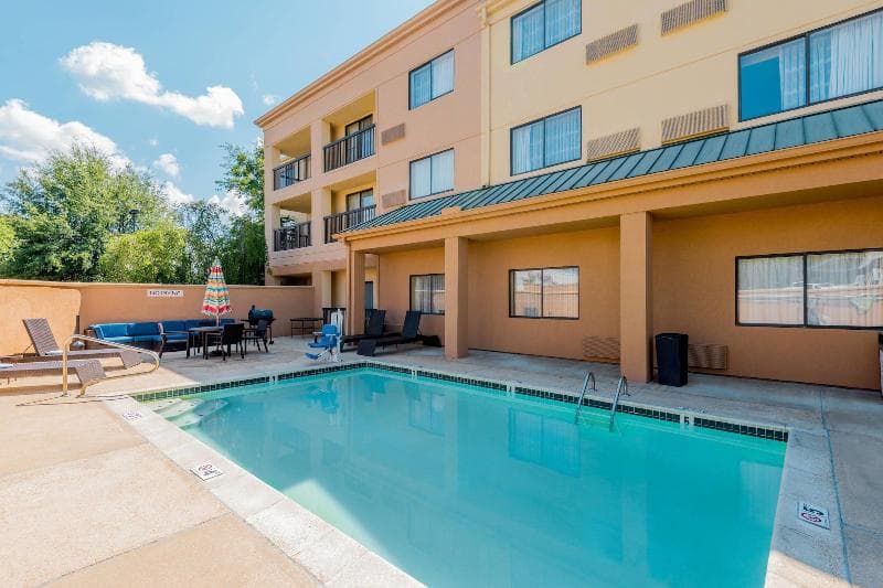 Courtyard Tupelo 3