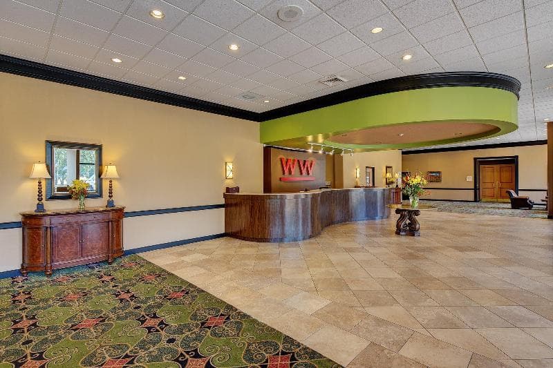 Whispering Woods Hotel And Conference Center 2