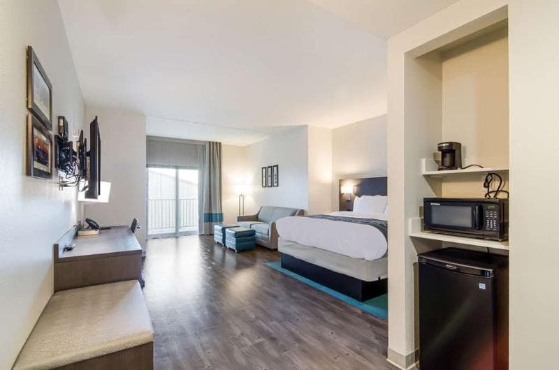 Comfort Inn & Suites 2