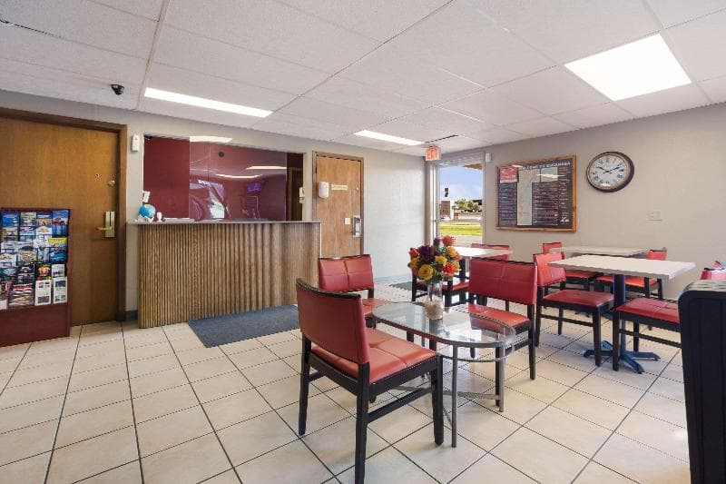 Econo Lodge Inn & Suites 4