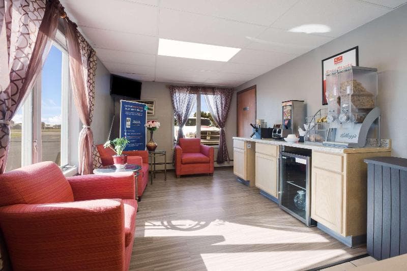 Econo Lodge Inn & Suites photo 1