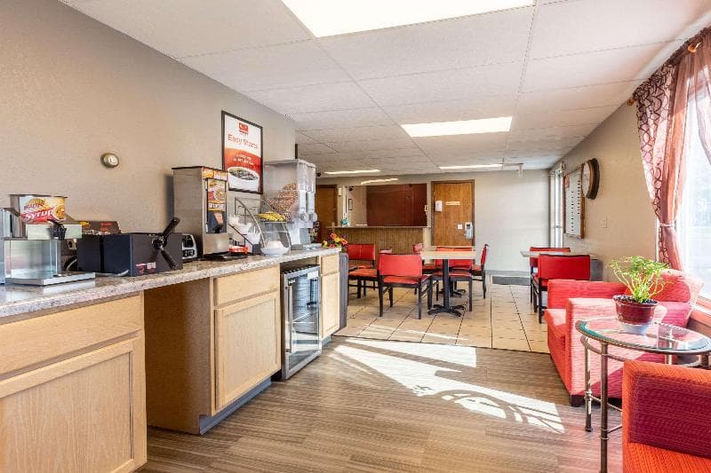 Econo Lodge Inn & Suites 5
