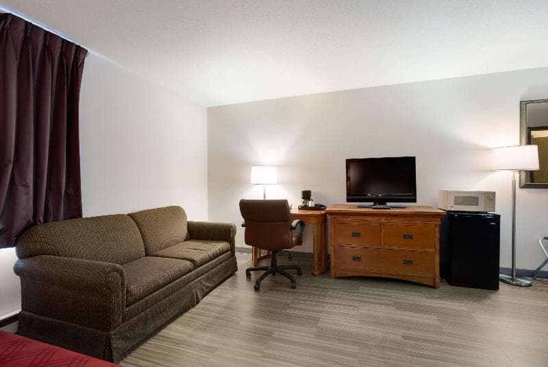 Econo Lodge Inn & Suites 2