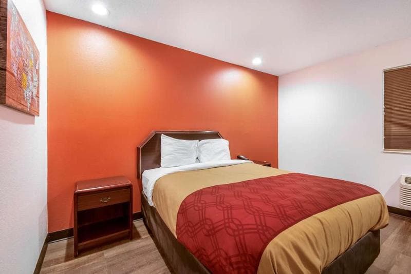 Econo Lodge Indianapolis 3