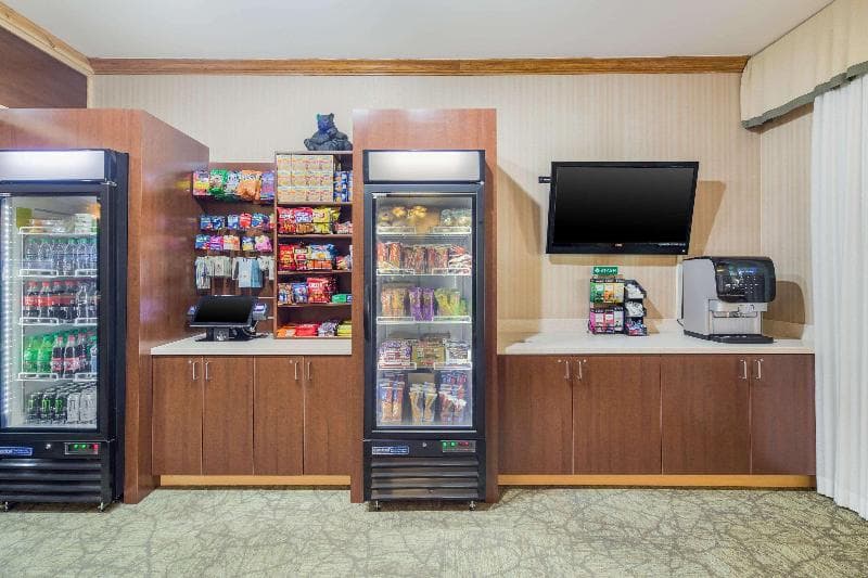 Clarion Hotel & Suites 3