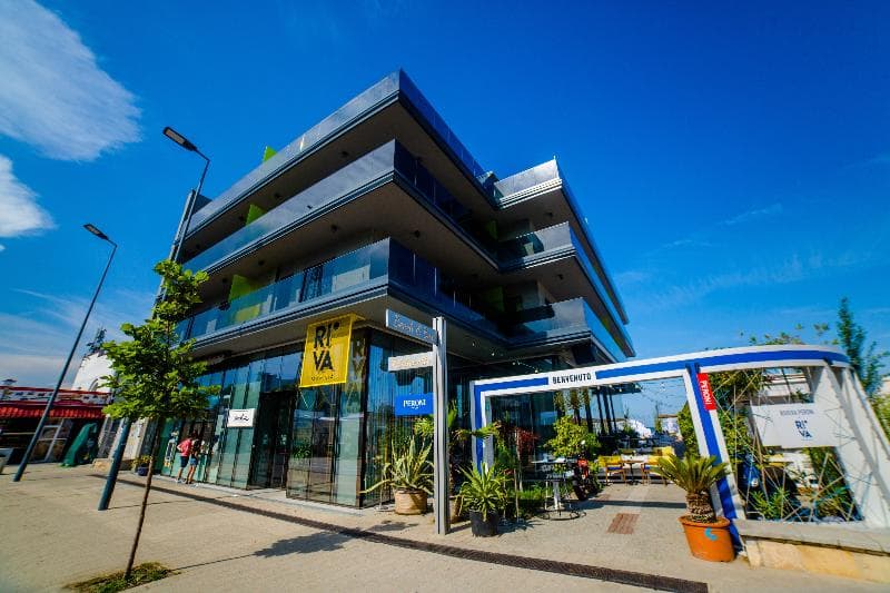 Riva Mamaia main