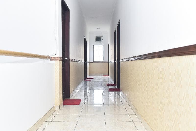 Reddoorz Near Lenmarc Mall Surabaya 5