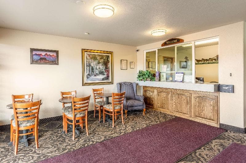 Americas Best Value Inn Burns 4