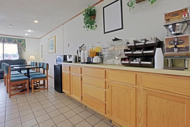 Americas Best Value Inn Sullivan 5