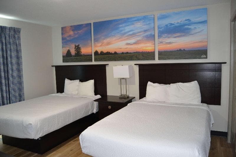 Days Inn And Suites By Wyndham Sikeston 2