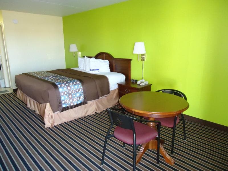 Americas Best Value Inn Roland Hotel 3