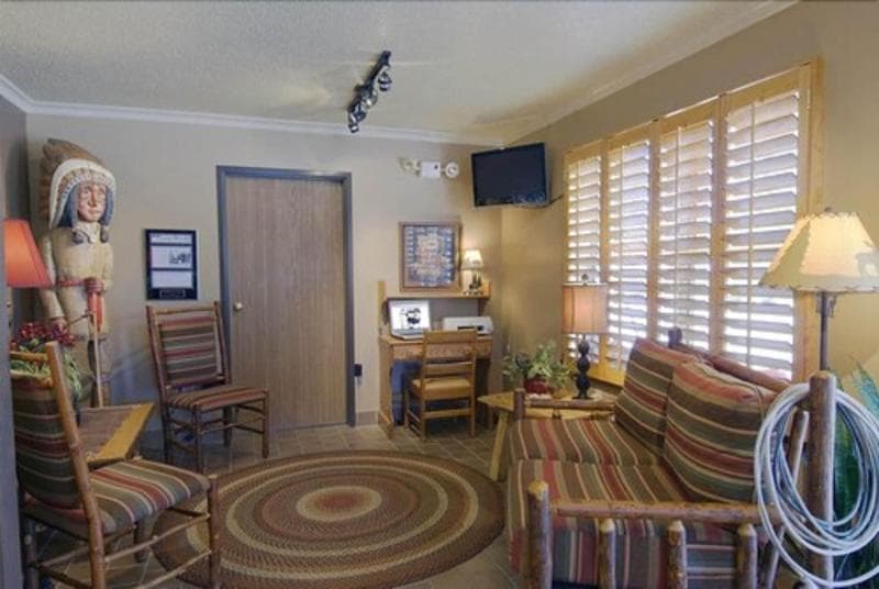 Covered Wagon Motel (Ex Rodeway Inn Lusk) 5