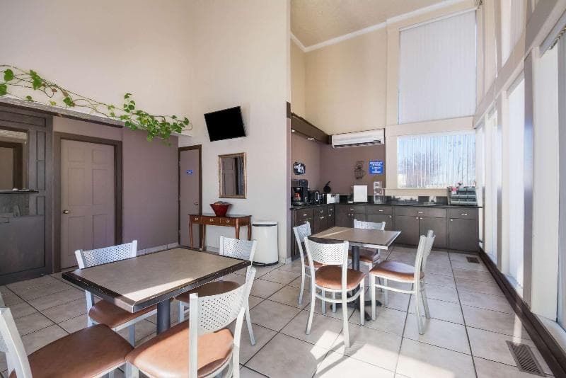 Econo Lodge Inn & Suites 2
