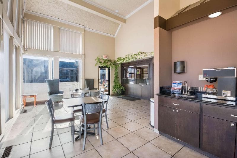Econo Lodge Inn & Suites 5