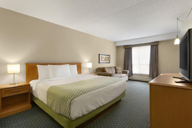 Colonial Square Inn & Suites Saskatoon 3