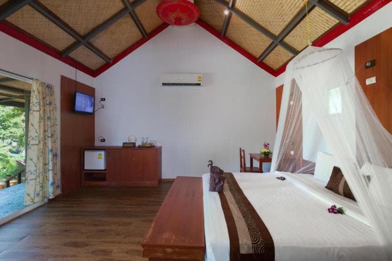 Phi Phi Long Beach Resort & Villa 1
