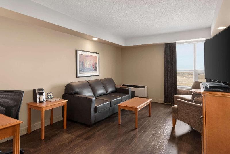 Royal Hotel Edmonton Airport, Trademark Collection 5