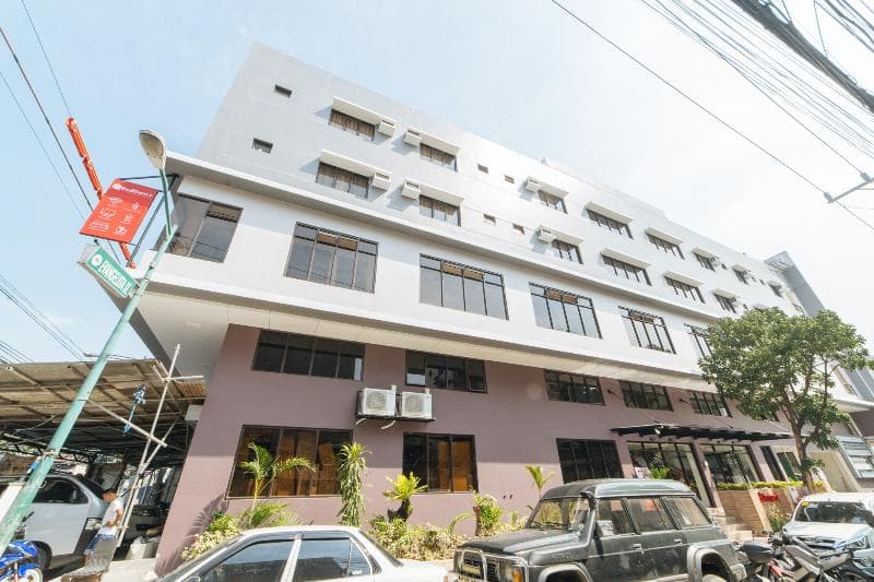 Reddoorz Plus @ Evangelista Street Makati 4