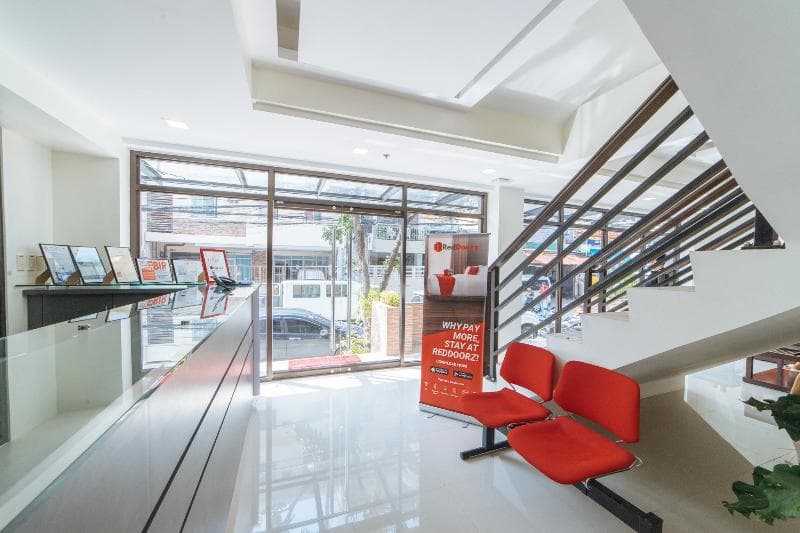 Reddoorz Plus @ Evangelista Street Makati 5