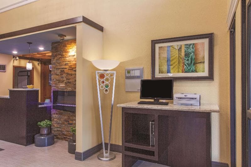 La Quinta Inn & Suites by Wyndham Elizabethtown main