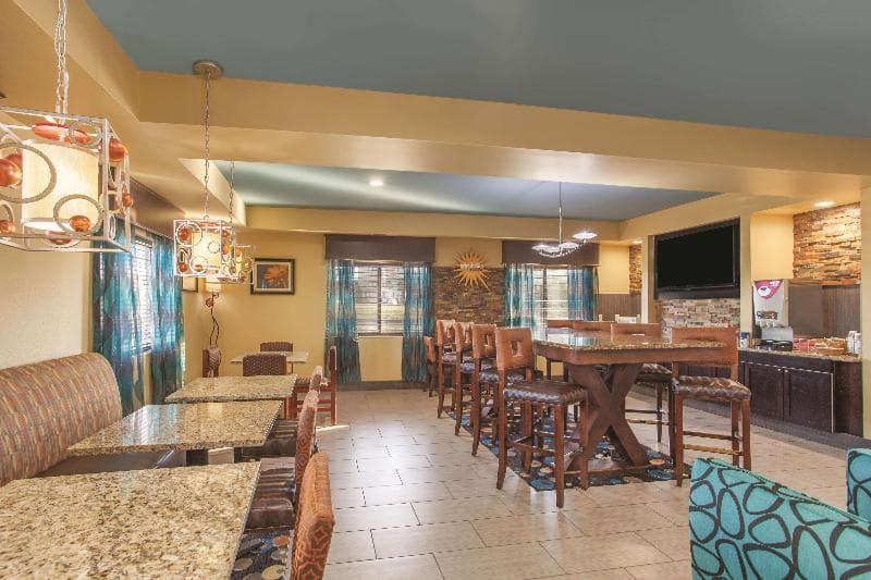 La Quinta Inn & Suites by Wyndham Elizabethtown 3