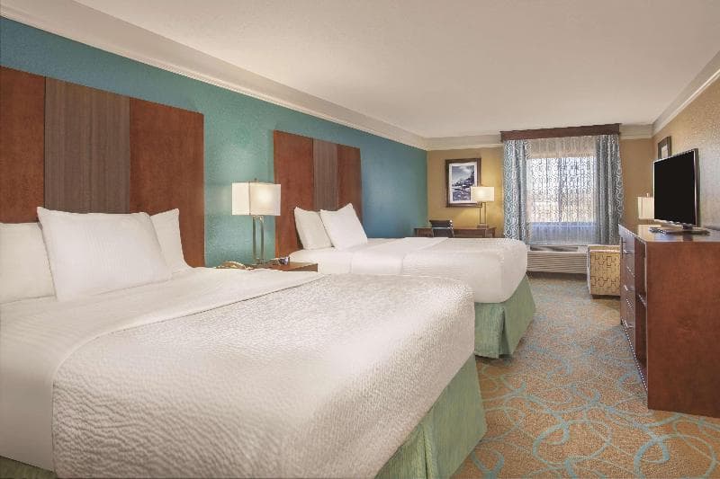 La Quinta Inn & Suites by Wyndham Elizabethtown 4