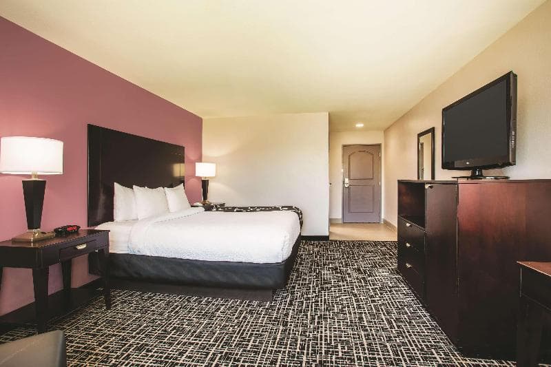 La Quinta Inn & Suites by Wyndham Russellville 5