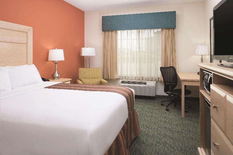 La Quinta Inn & Suites by Wyndham Grand Forks 4