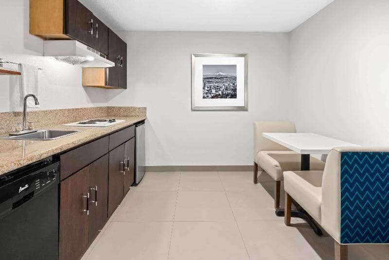 La Quinta Inn & Suites by Wyndham Portland NW 4