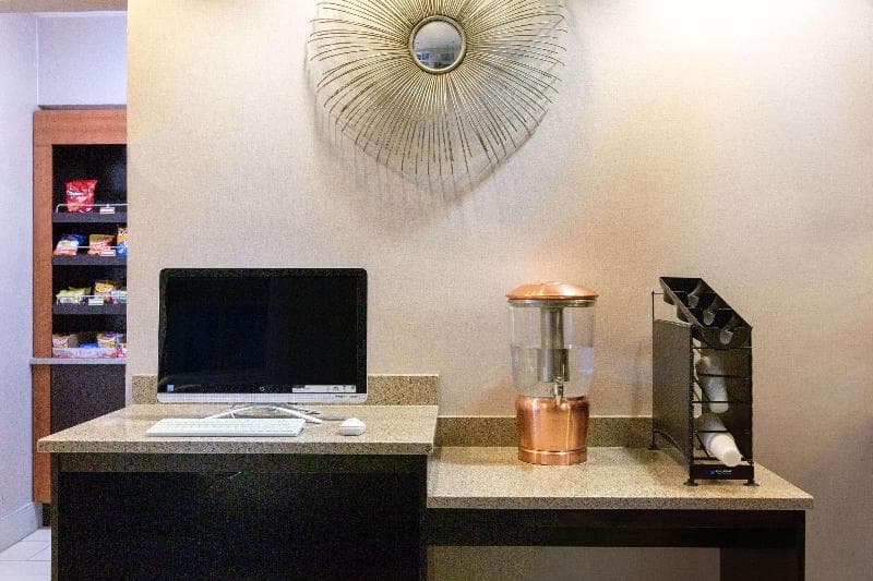 La Quinta Inn by Wyndham Lincoln photo 1