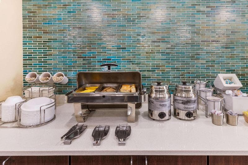 La Quinta Inn & Suites by Wyndham Artesia 3