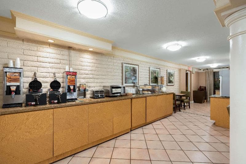 La Quinta Inn by Wyndham Phoenix Sky Harbor Airport 3